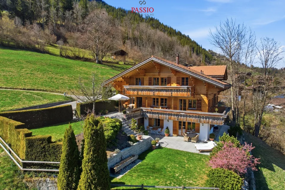 Exklusives 8.5-Zimmer-Chalet mit Einliegerpotenzial & Traumgarten