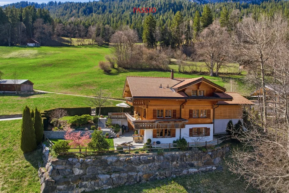 Chalet exclusif de 8,5 pièces avec potentiel d'annexe et jardin de rêve