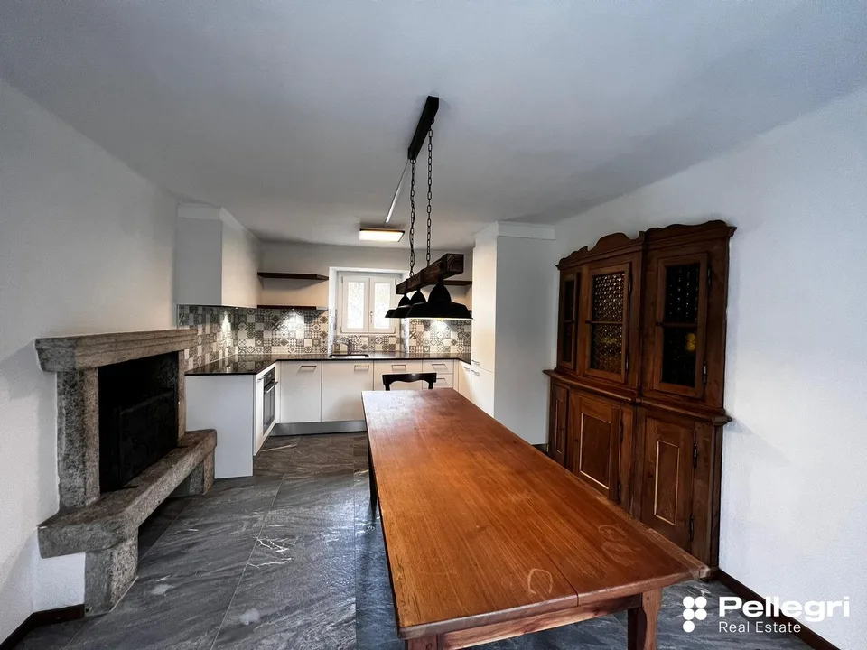 Typisch, Bauernhaus in einem Wohngebiet