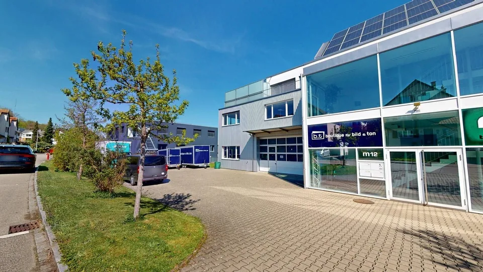 Proprietà commerciale con ufficio, magazzino/produzione e hall di parcheggio
