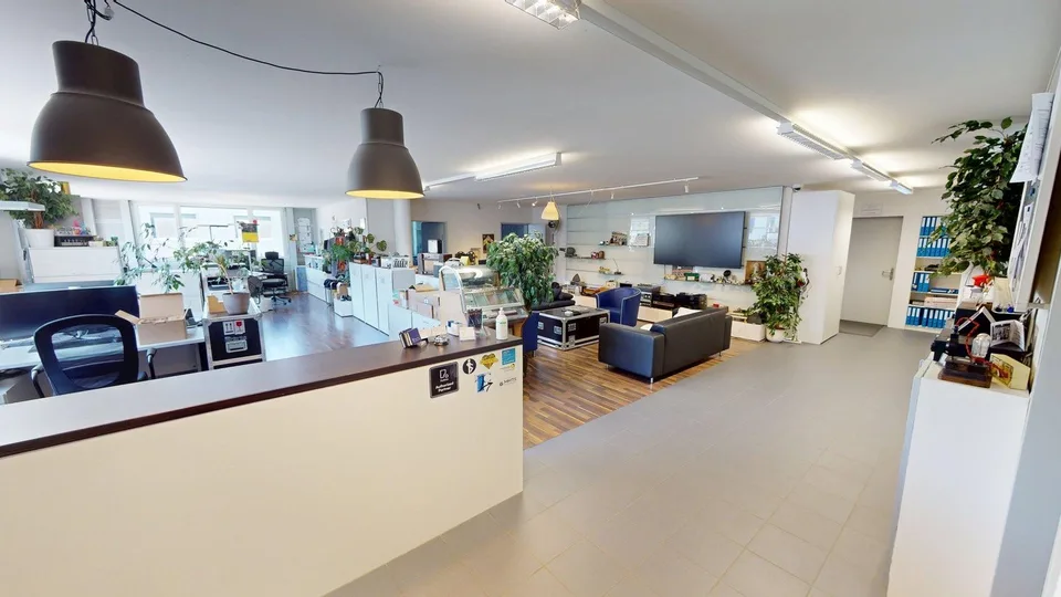 Proprietà commerciale con ufficio, magazzino/produzione e hall di parcheggio