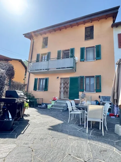 VENDESI A PIAZZOGNA (Gambarogno) - graziosa casa indipendente di 4.5 locali in posizione centrale