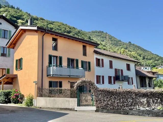 VENDESI A PIAZZOGNA (Gambarogno) - graziosa casa indipendente di 4.5 locali in posizione centrale