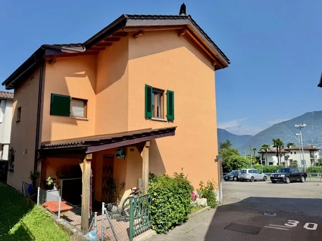 VENDESI A PIAZZOGNA (Gambarogno) - graziosa casa indipendente di 4.5 locali in posizione centrale