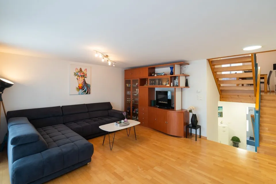 Espace de vie – Maison mitoyenne bien entretenue dans un emplacement attrayant.