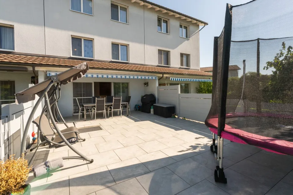 Espace de vie – Maison mitoyenne bien entretenue dans un emplacement attrayant.