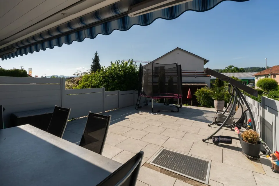 Espace de vie – Maison mitoyenne bien entretenue dans un emplacement attrayant.