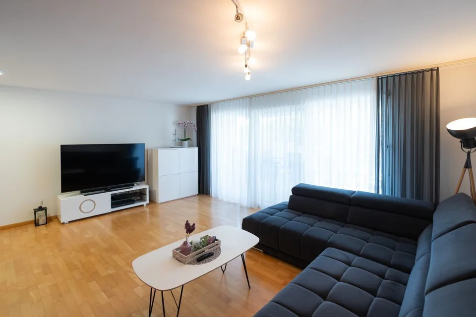 Espace de vie – Maison mitoyenne bien entretenue dans un emplacement attrayant.