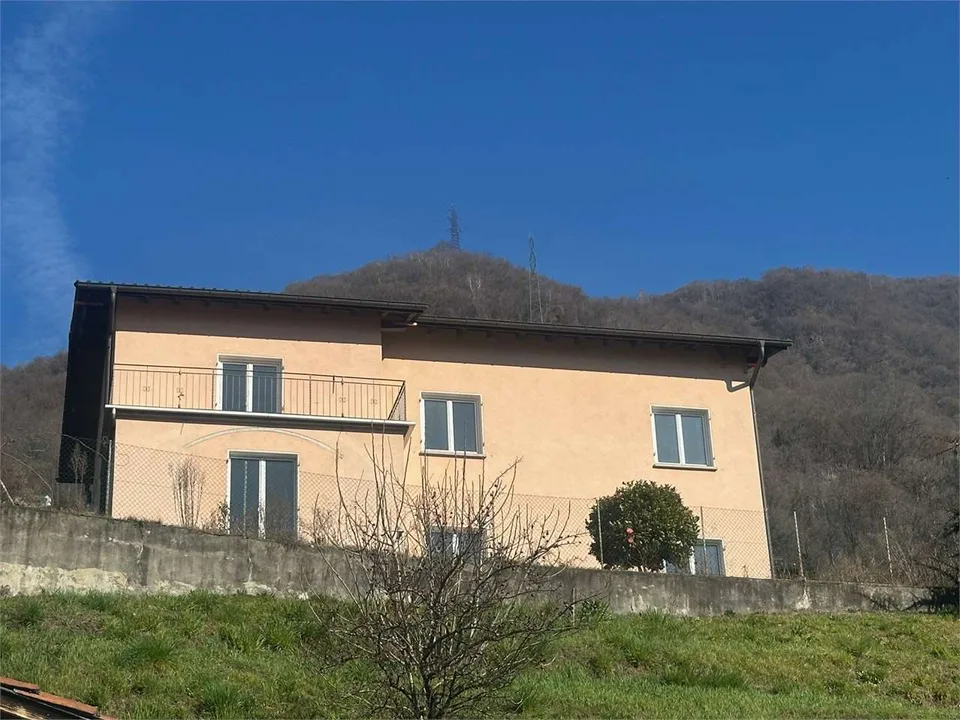 Gordola - Casa unifamiliare allo stato grezzo con splendida vista lago