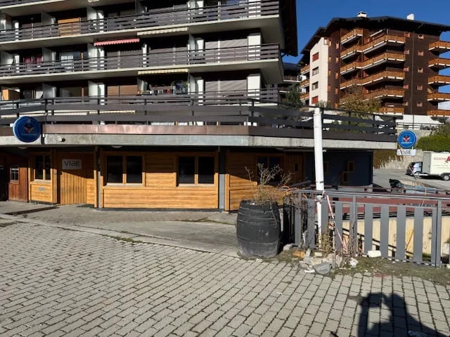 Haute-Nendaz, surface commerciale avec terrasse au centre de la station