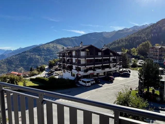 Haute-Nendaz, surface commerciale avec terrasse au centre de la station