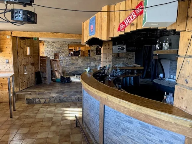 Haute-Nendaz, surface commerciale avec terrasse au centre de la station
