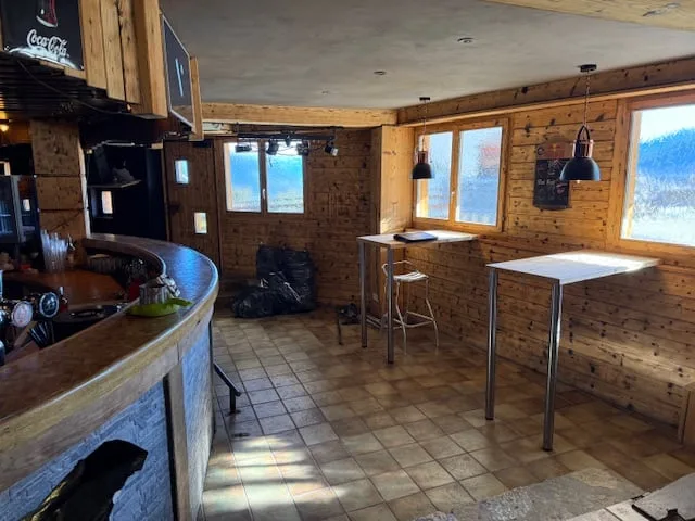 Haute-Nendaz, surface commerciale avec terrasse au centre de la station