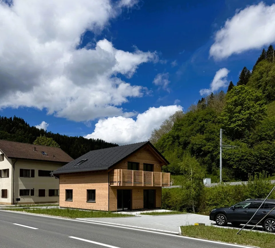 Casa unifamiliare moderna a Wiggen, costruita secondo lo standard Minergie, con grande giardino
