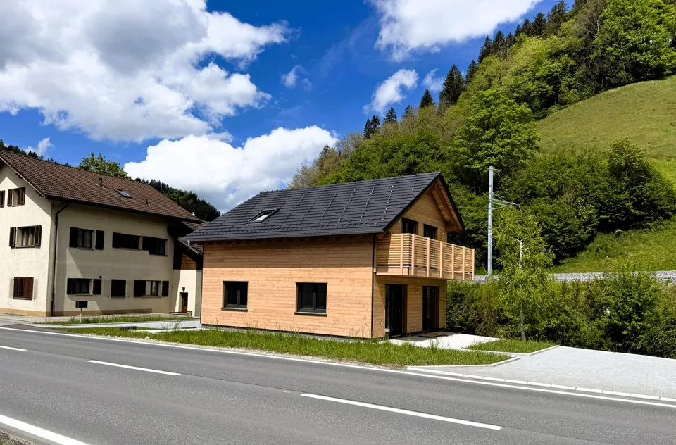 Casa unifamiliare moderna a Wiggen, costruita secondo lo standard Minergie, con grande giardino