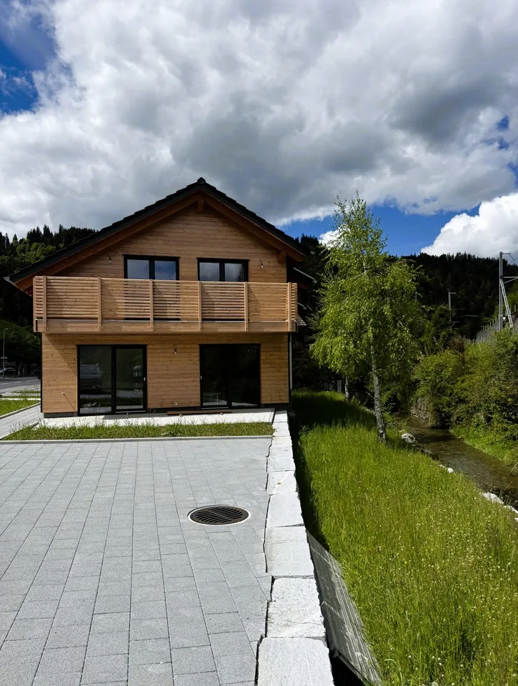 Casa unifamiliare moderna a Wiggen, costruita secondo lo standard Minergie, con grande giardino