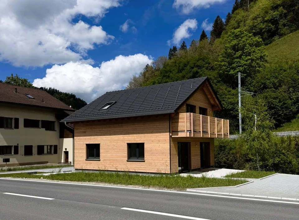 Casa unifamiliare moderna a Wiggen, costruita secondo lo standard Minergie, con grande giardino