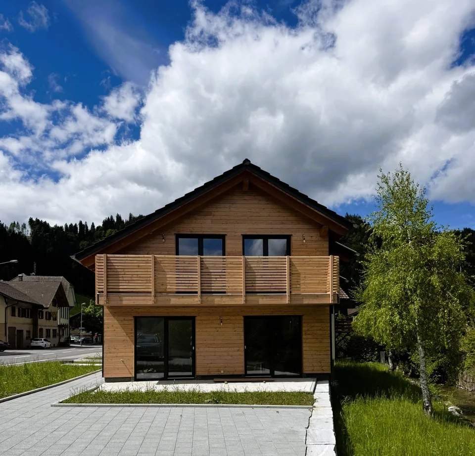 Modernes Einfamilienhaus in Wiggen, erbaut nach dem Minergie-Standard, mit großem Garten