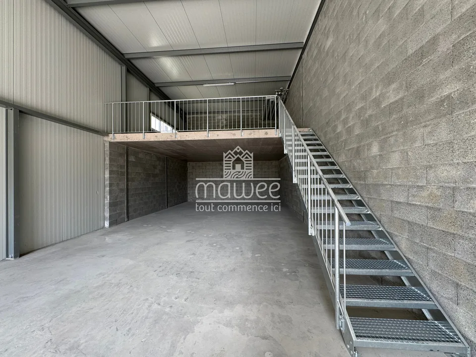 Grand Box de 179 m2 à Saxon