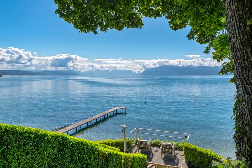 Sublime proprietà direttamente sul mare con spiaggia privata e garage per barche