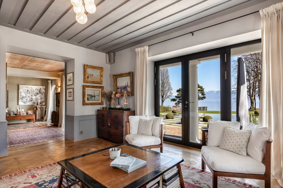 Sublime proprietà direttamente sul mare con spiaggia privata e garage per barche