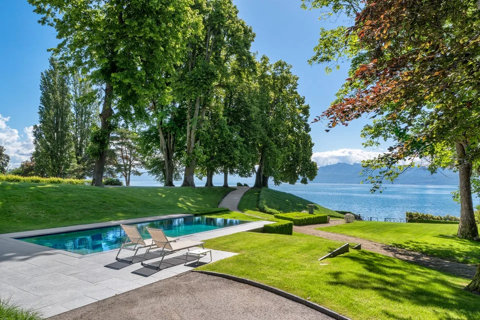 Sublime propriété de maître pieds dans l'eau avec plage privée et garage à bateaux