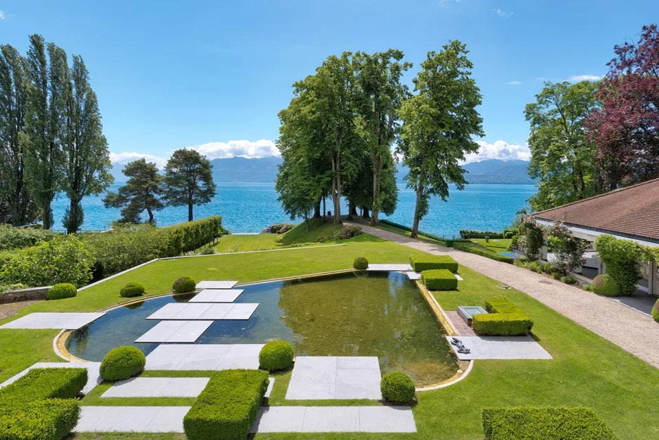Sublime proprietà direttamente sul mare con spiaggia privata e garage per barche