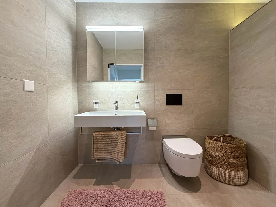 Appartamento in attico moderno con vista imprenabile sul lago di Bienne – foto 25 di 27