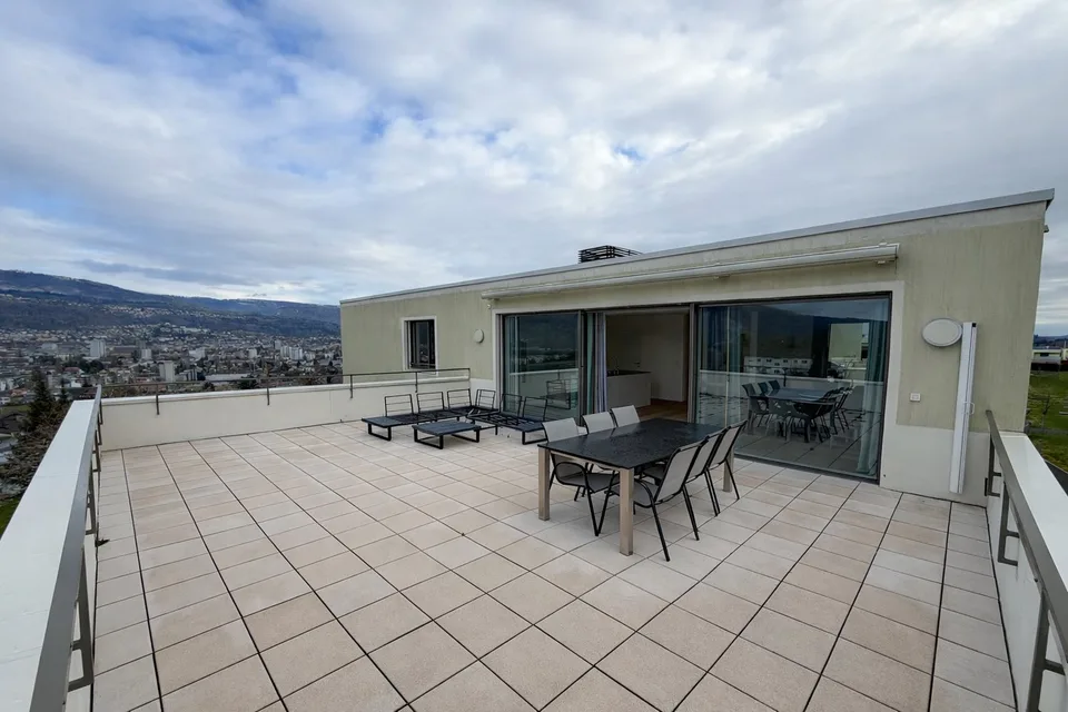 Moderne Attikawohnung mit unüberbaubarer Aussicht bis zum Bielersee