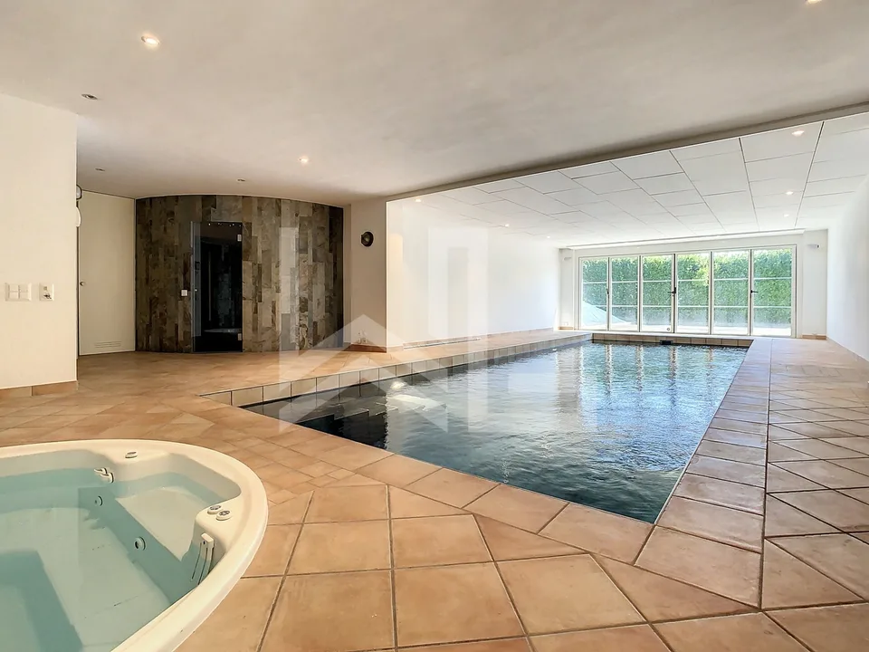 Propriété avec appartement attenant et piscine intérieure