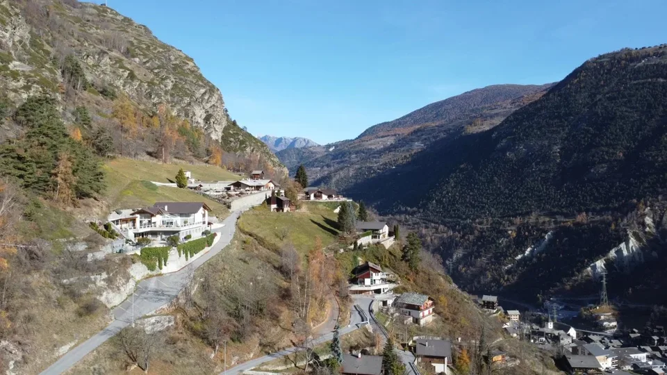 Terrain à bâtir ensoleillé à l'entrée des vallées de Saas et de Matter – photo 12 sur 14