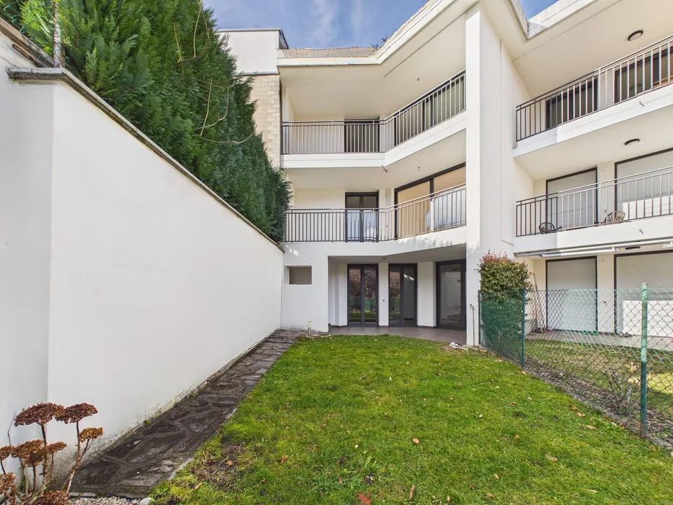 CASA CONTIGUA SU 3 PIANI CON GIARDINO E SPAZIO IDEALE PER STUDIO O ATTIVITA' INDIPENDENTE