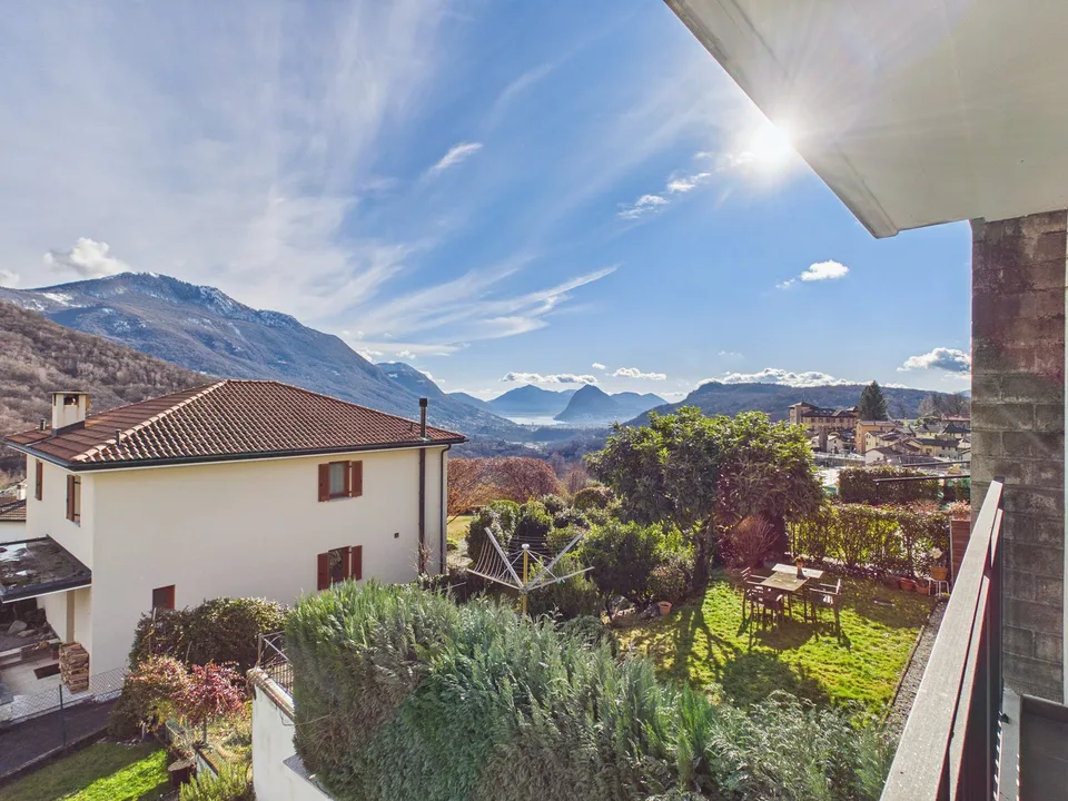 CASA CONTIGUA SU 3 PIANI CON GIARDINO E SPAZIO IDEALE PER STUDIO O ATTIVITA' INDIPENDENTE