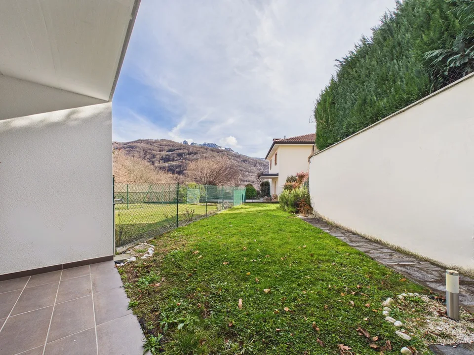 CASA CONTIGUA SU 3 PIANI CON GIARDINO E SPAZIO IDEALE PER STUDIO O ATTIVITA' INDIPENDENTE