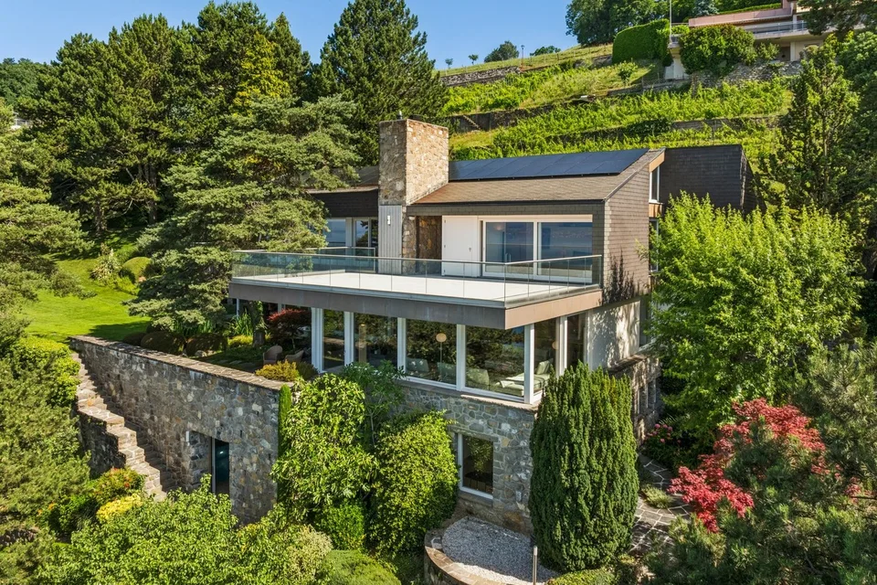 Une oeuvre architecturale suspendue entre ciel et lac