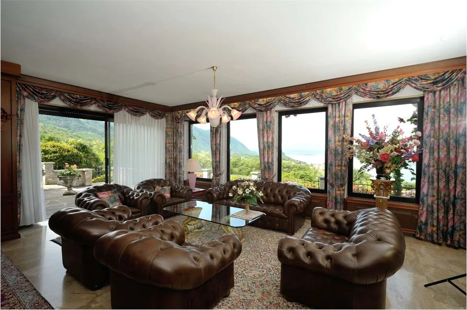 Ampia e signorile villa con piscina interna e con splendida vista lago – foto 7 di 13