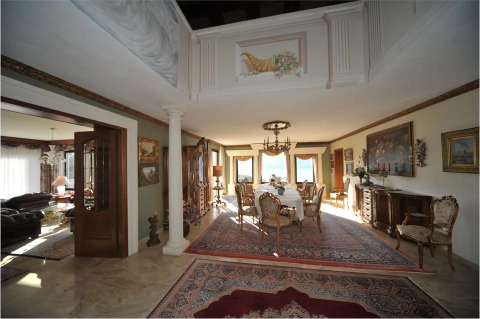 Großzügige und elegante Villa mit Innenpool und atemberaubendem Seeblick