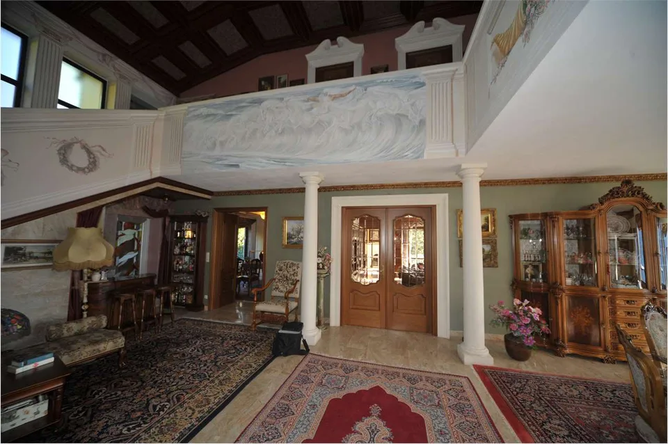Großzügige und elegante Villa mit Innenpool und atemberaubendem Seeblick
