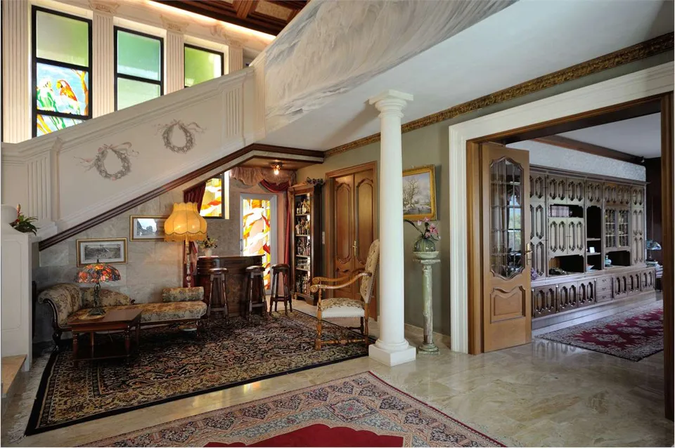 Großzügige und elegante Villa mit Innenpool und atemberaubendem Seeblick