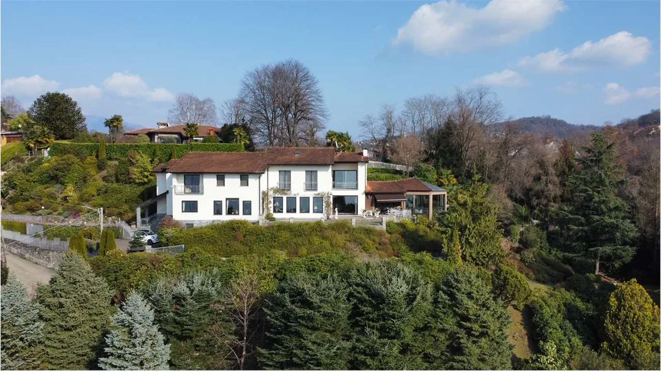 Ampia e signorile villa con piscina interna e con splendida vista lago