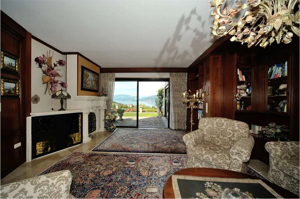 Ampia e signorile villa con piscina interna e con splendida vista lago – foto 10 di 13