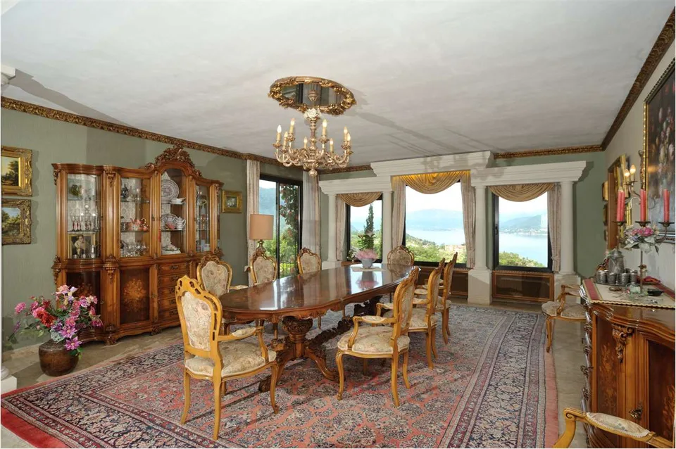 Großzügige und elegante Villa mit Innenpool und atemberaubendem Seeblick
