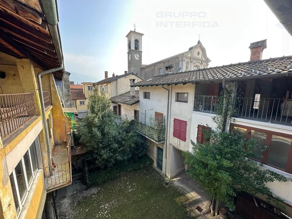 AMPIA CASA DI NUCLEO DA RIATTARE CON GIARDINO
