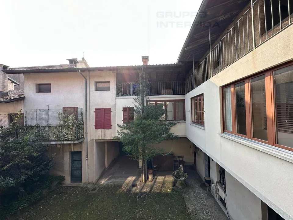 AMPIA CASA DI NUCLEO DA RIATTARE CON GIARDINO