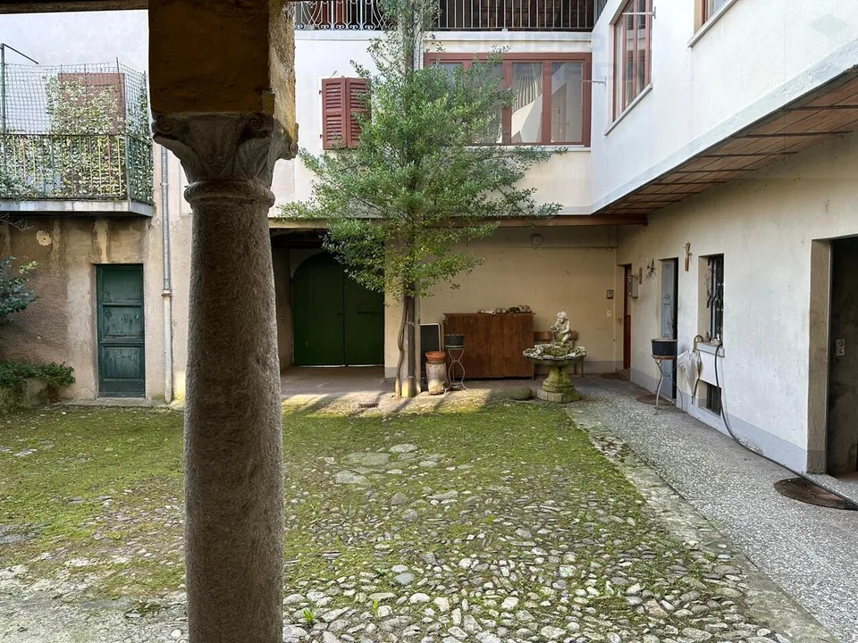 AMPIA CASA DI NUCLEO DA RIATTARE CON GIARDINO