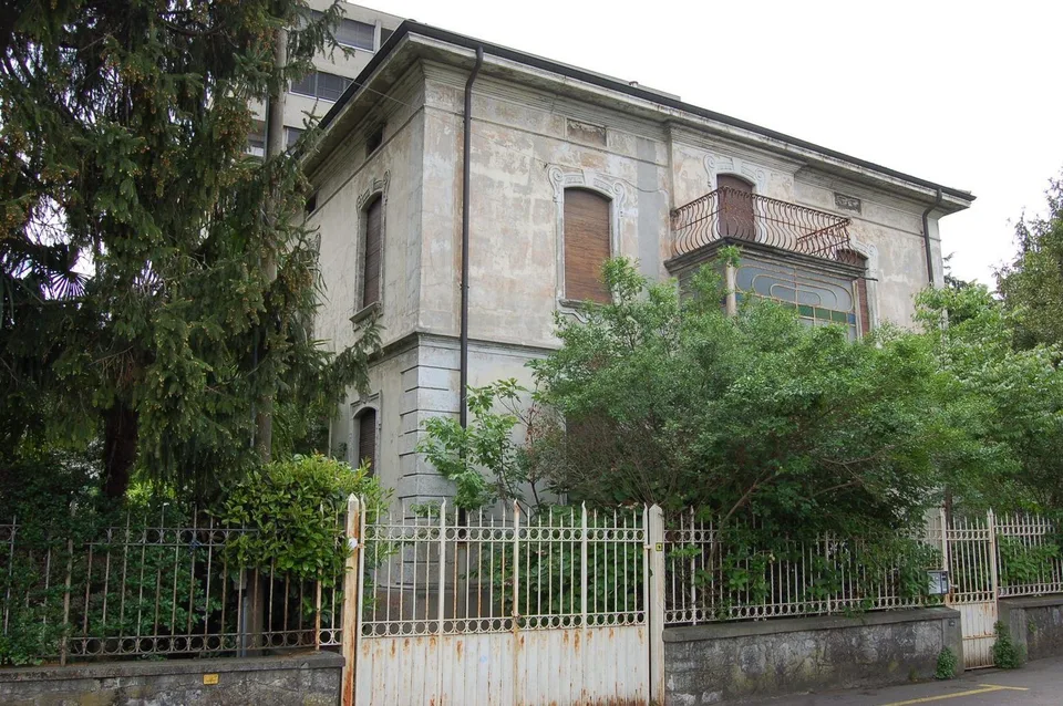 Villa Liberty con parco privato da ristrutturare nel cuore di Chiasso