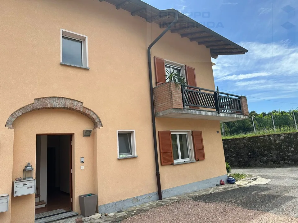 CASA DI TESTA SU TRE LIVELLI
