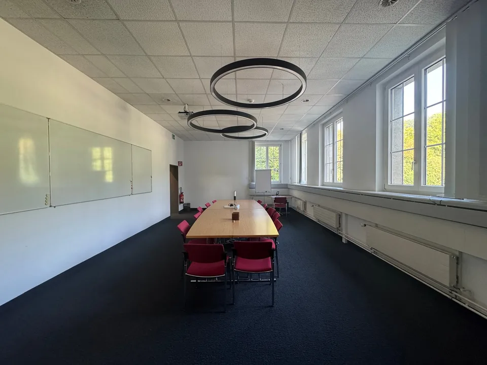 Büroräume mit 250m², Lagerhallen mit 215m2 zuzüglich Aussenflächen und Parkplätze