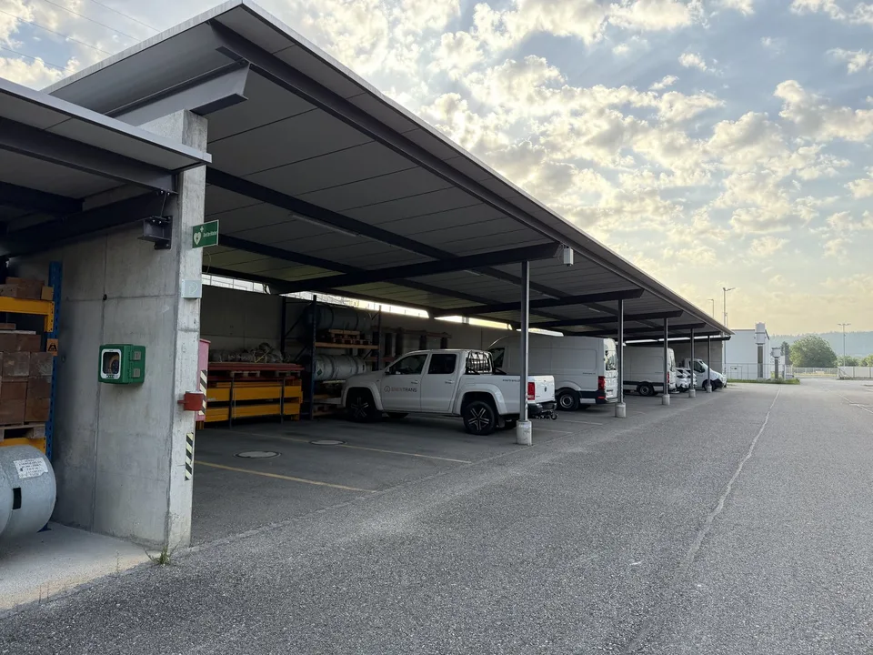 Büroräume mit 250m², Lagerhallen mit 215m2 zuzüglich Aussenflächen und Parkplätze – Foto 9 von 10