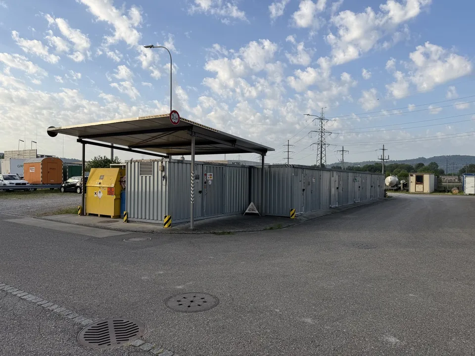 Büroräume mit 250m², Lagerhallen mit 215m2 zuzüglich Aussenflächen und Parkplätze – Foto 10 von 10